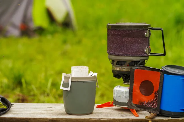 在自然界中煮咖啡 咖啡在滴水袋里 在营地煮咖啡 汽油系统和杯子 天亮了 — 图库照片