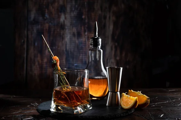 Cognac Specerijen Een Glas Barkeeper Van Stilleven Met Donker Licht Stockafbeelding