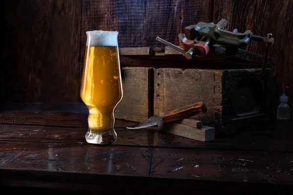 ビールと一緒に暮らしてる ワークショップでは 軽ビールのガラス 店内のビール 正面図 — ストック写真