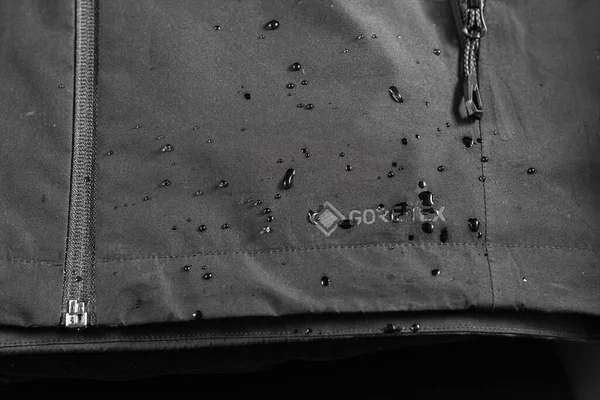 Kyiv, Ukrayna, 8 Temmuz 2023 Gore-tex teknolojisi ve su damlaları. Kumaşın üzerine su damlaları. Solunabilir kumaş. Kumaşın arkaplan ve dokusu.