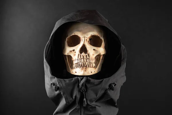 Cráneo Humano Una Capucha Maqueta Con Capucha Sobre Fondo Negro — Foto de Stock