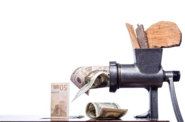 Ahşap işleme. Ahşap geri dönüşümü. Cips ve odun atıkları. Tahtadan yapılmış para..