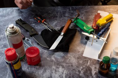 Tahta saplı bir bıçak. Deri ipli bıçak. Bıçak bakımı servisi. Bıçağı bileyin. Yukarıdan görüntüle.