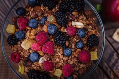 Granola ve böğürtlenli kase. Böğürtlen ve granola. Sağlıklı kahvaltı. Sağlıklı ve lezzetli yiyecekler. Makro ve Doku.