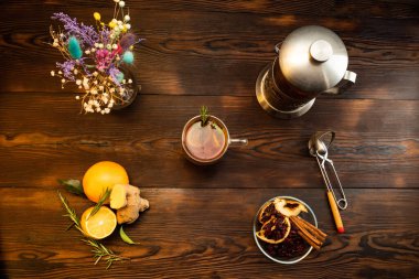 Çay hala hayattadır. Masada çay ve baharat var. Limonlu ve baharatlı çay. Buketler ve çaydanlık masanın üstünde..