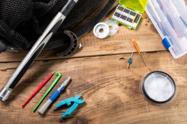 Olta ve aletler. Balıkçılık aletleri. Balık oltası ve olta. Balık tutmak için hazırlık. Yukarıdan görüntüle.