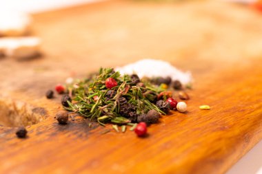 Baharat ve baharatların makro fotoğrafı. Kesme tahtasındaki baharatlar ve baharatlar.