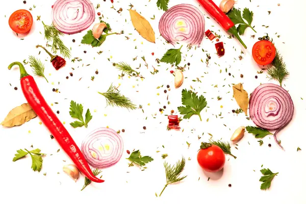 Beyaz arka planda çeşitli sebzeler. Beyaz arka planda doğranmış sebze ve baharatlar. Yemek ve hazırlık. İzole et.