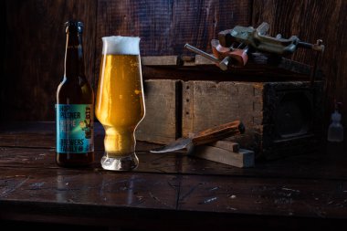 KYIV, Ukrayna - 12 Şubat. Ukrayna 'dan 2023 Brewers Aile Birası. Masada bir şişe bira ve bir bardak taze bira..