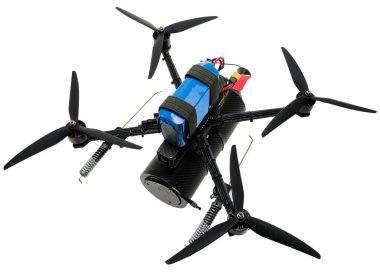 FPV karbon fiber dron. Beyaz arka planda helikopter var. Kameralı ve bataryalı uçak. Kameralı insansız hava aracı. İzole et. Yukarıdan bir açıyla görüntüle.