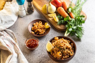 Karidesle yemek pişirmek. Karidesli İtalyan yemeği. Deniz ürünleri ve sebzeli bir yemek. Çanağa yukarıdan bir açıyla bak.