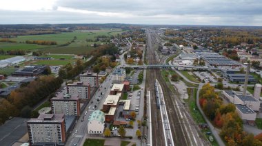Şehir merkezinden Horizon 'a giden düz tren rayları.