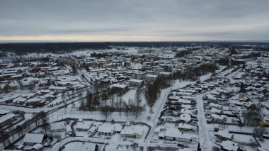 Soğuk Bulutlu Kış Gününde Beyaz, Karlı Sokaklar ve Kaldırımlar