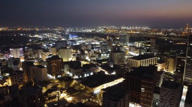 Akşam Çekimi Jeddah 'ın Şehir Merkezi Skyline' ının günbatımından hemen sonra