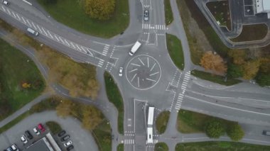 İsveç dönel kavşağının tepesinden aşağıya otobüs ve bisiklet gibi sürdürülebilir ulaşım örnekleriyle