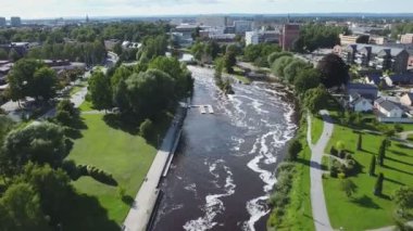 Kuzey Avrupa 'da güneşli bir günde yukarıdan görüldüğü gibi güzel akan bir nehir.