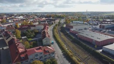 İsveç 'in küçük Nykoping kasabasında yavaş yavaş artan görüntüler serin ama güneşli bir günde yol ve tren raylarının yanında.