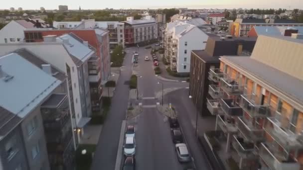 Langsam Fährt Ein Auto Zwischen Schwedischen Wohnhäusern Bei Sonnenuntergang Nach — Stockvideo
