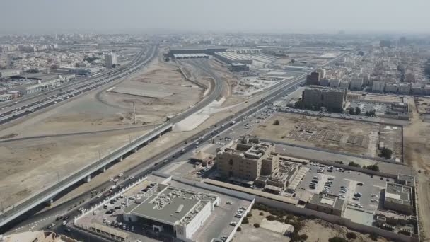 Samochody Ciężarówki Jadące Autostradą Arabii Saudyjskiej Masywną Stacją Kolejową Tle — Wideo stockowe