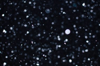 Gece gökyüzünde uçuşan karların arka planı