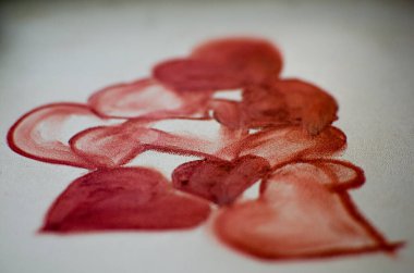 Kalpler dudak kalemi ile çizilmiş kumlu bir zemin üzerinde