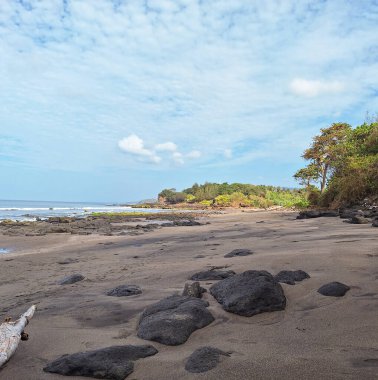 Bali dili güzel manzara. Okyanus plaj. Antik Hinduizm Tapınağı Tanah lot bulutlu gökyüzü karşı kayaya. Bali Adası, Endonezya