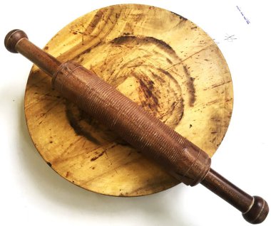 Tahta merdane yuvarlak bir tabakta, fırın ekipmanları seçici yumuşak odaklı fotoğrafı yakın çekim.