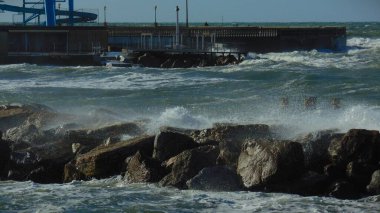 Pürüzlü mavi Akdeniz ve Livorno Körfezi 'nden kayalar