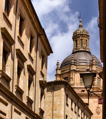 Salamanca (İspanya), tarihi merkezi UNESCO mirasının bir parçası olan İspanyol turizm, sanat ve kültür şehri. (