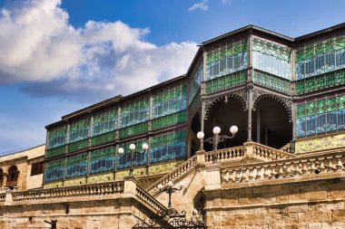 Tarihi merkezi UNESCO mirasının bir parçası olan İspanya 'nın Salamanca kentindeki Casa Lis Art Nouveau Müzesi' nin dış cephesi.