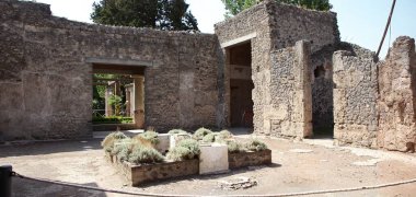 Bazı güzel, mükemmel korunmuş Pompeii antik şehrinin (Napoli, İtalya) evleri MÖ 79 yılında Vesuvius 'un patlaması ile yok edildi.