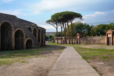 Pompei amfitiyatrosu önemli bir tarihi ve arkeolojik anıttır, dünyanın en iyi korunmuş Roma amfitiyatrolarından biridir..