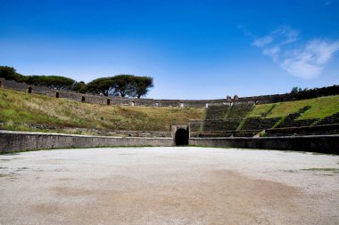 Pompei amfitiyatrosu önemli bir tarihi ve arkeolojik anıttır, dünyanın en iyi korunmuş Roma amfitiyatrolarından biridir..