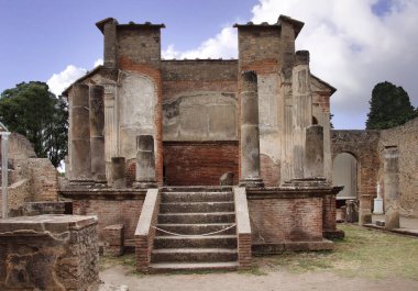 Isis Tapınağı, Mısır tanrıçası Isis 'e adanmış küçük, iyi korunmuş bir Greko-Roma tapınağıdır ve Pompeii' nin en popüler turistik yerlerinden biridir. 