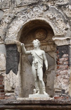 Isis Tapınağı, Mısır tanrıçası Isis 'e adanmış küçük, iyi korunmuş bir Greko-Roma tapınağıdır ve Pompeii' nin en popüler turistik yerlerinden biridir. 