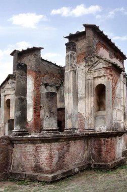 Isis Tapınağı, Mısır tanrıçası Isis 'e adanmış küçük, iyi korunmuş bir Greko-Roma tapınağıdır ve Pompeii' nin en popüler turistik yerlerinden biridir. 