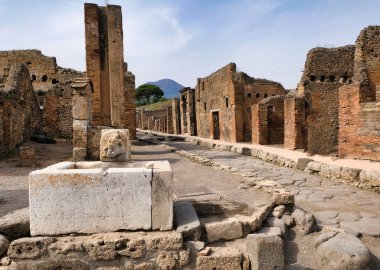 Via dell 'Abbondanza, Pompei' nin ana caddesiydi. Dükkanlar, kafeler ve restoranlarla dolu hareketli bir yerdi. Pompeianların çalıştığı ve sosyalleştiği yerdi. .