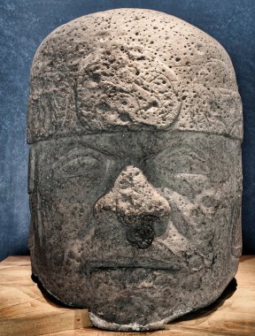 Muazzam Olmec kafası, Olmec uygarlığı tarafından yapılmış insan kafalarını tasvir eden bir dizi taş heykel, Olmec halkının sanatsal ve mühendislik yeteneğinin bir kanıtı.