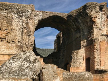Roma İmparatoru Hadrian tarafından inşa edilen Hadrian 'ın Villa' sı (Tivoli, Roma) antik Roma 'nın en güzel arkeolojik yerlerinden biridir.  