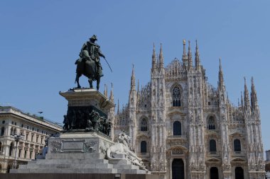 Duomo di Milano 'nun güzel katolik kilisesi. Heykel di Vittorio Emanuele II ile.