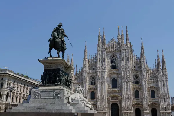 Duomo di Milano 'nun güzel katolik kilisesi. Heykel di Vittorio Emanuele II ile.