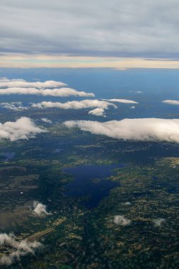 Norveç 'in bu çok zıt ve renkli manzarasında merkezli büyük bir göle ait havadan bakış açısı