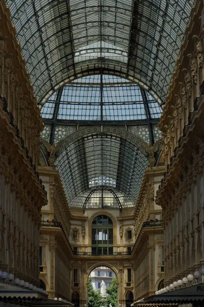 Galleria Vittorio Emanuele II 'nin güzel mimarisi Milano' nun merkezinde, görüntüde insanlar olmadan.