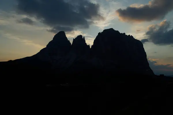 İtalyan Alplerinde, Dolomitler 'de Sella Kuleleri' nde manzaralı ve renkli bir günbatımı.