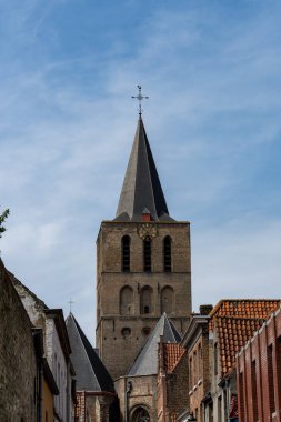 Bruges 'ün bu tarihi anıtına bakın: Sint-Gilliskoorstraat. Fotoğraf mavi bir gökyüzü altında çekildi ve bazı bulutlar arka planı yükseltti..