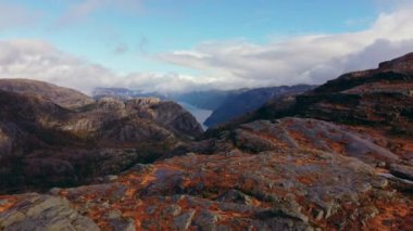 Norveç 'in muhteşem manzaraları. Preikestolen minber kayasından Lysefjord fiyortunun güzel manzarası. 4K UHD