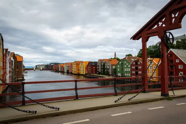 Eski Şehir Köprüsü veya Gamle Bybro Trondheim onların renkli evleri ve Nidelva Nehri, Norveç ile.