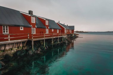 Mortsund Vestvagoya Adası 'ndaki kırmızı kulübe Nordland Norveç' teki Leknes Lofoten Adaları