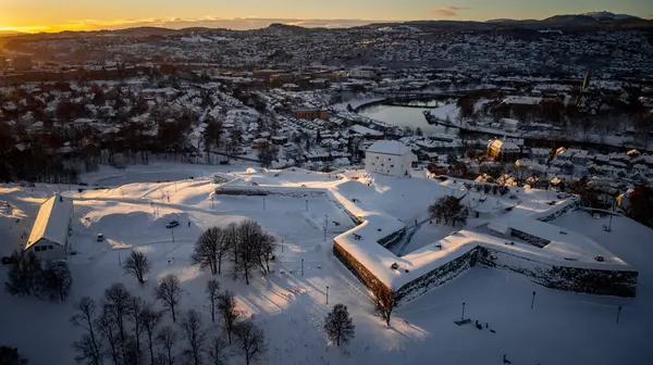 Kristiansten Festning Kalesi 'nin havadan görünüşü. Norveç, Trondheim' da kar altında eski bir kale.