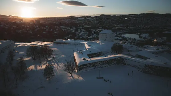 Kristiansten Festning Kalesi 'nin havadan görünüşü. Norveç, Trondheim' da kar altında eski bir kale.